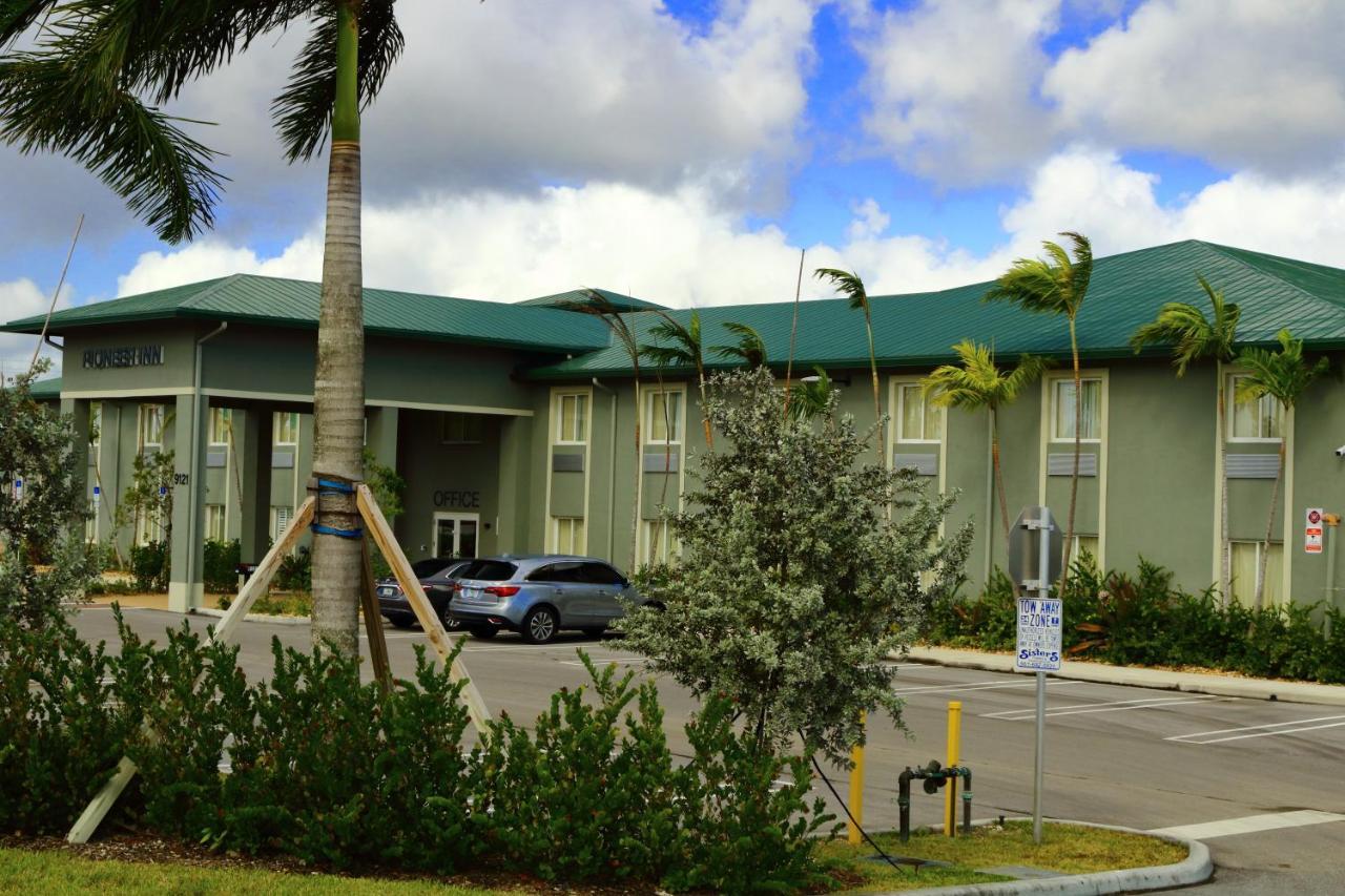 Pioneer Inn Royal Palm Beach Exterior photo