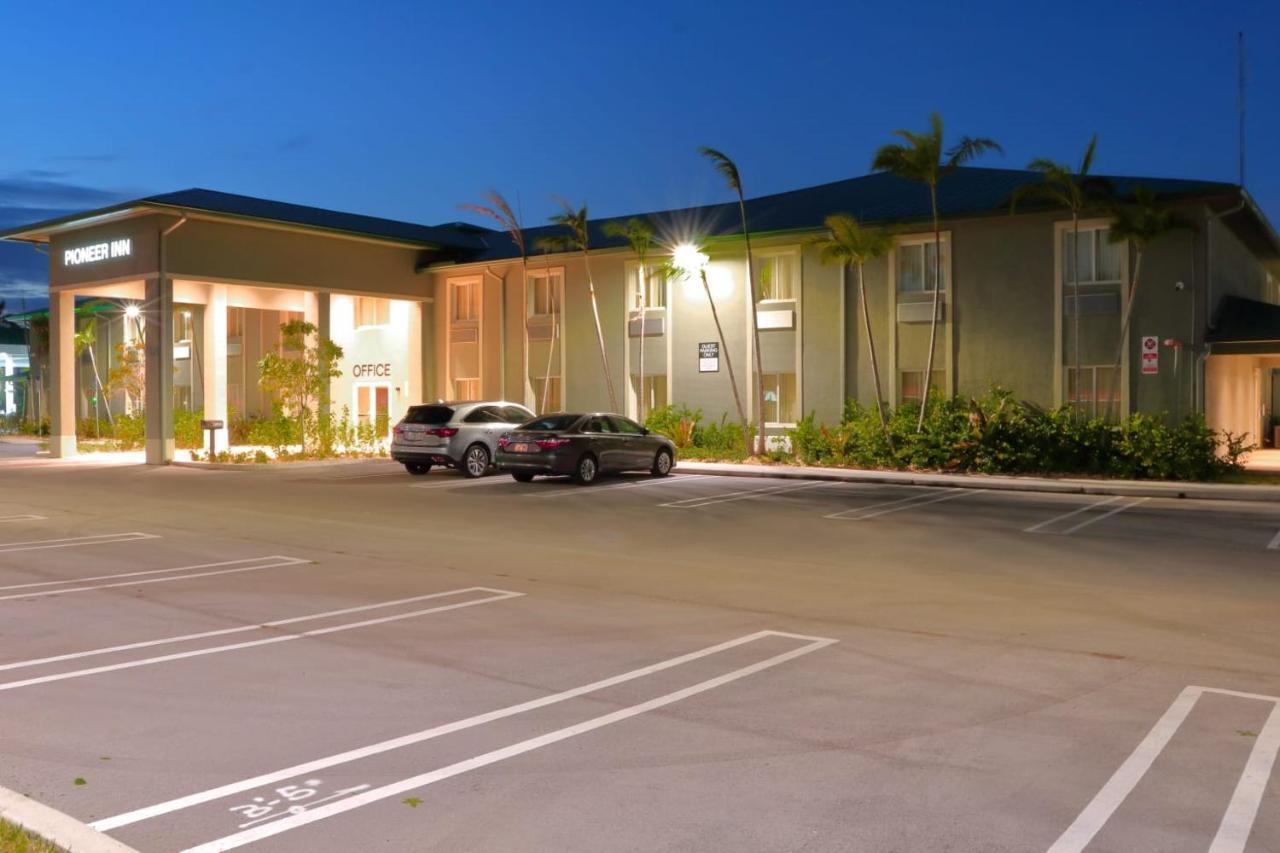 Pioneer Inn Royal Palm Beach Exterior photo